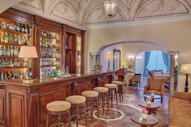 Cocktail and Piano Bar